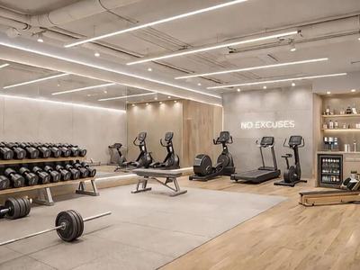 Palestra moderna con manubri, tapis roulant e cross trainer in un hotel.