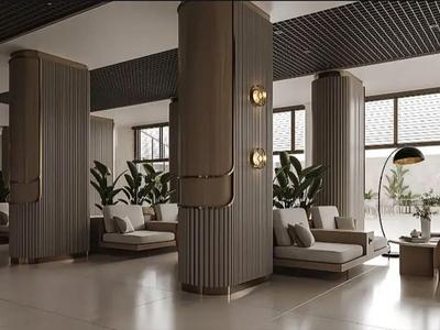 Moderna hall dell'hotel con divani chiari, lampade da terra e grandi finestre con vista esterna.