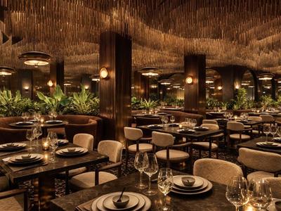 Ristorante elegante con illuminazione soffusa, pilastri in legno e piante verdi lungo le pareti.