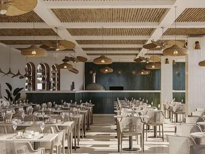 Ristorante luminoso e moderno con tavoli apparecchiati e grandi finestre, ideale per i viaggi.