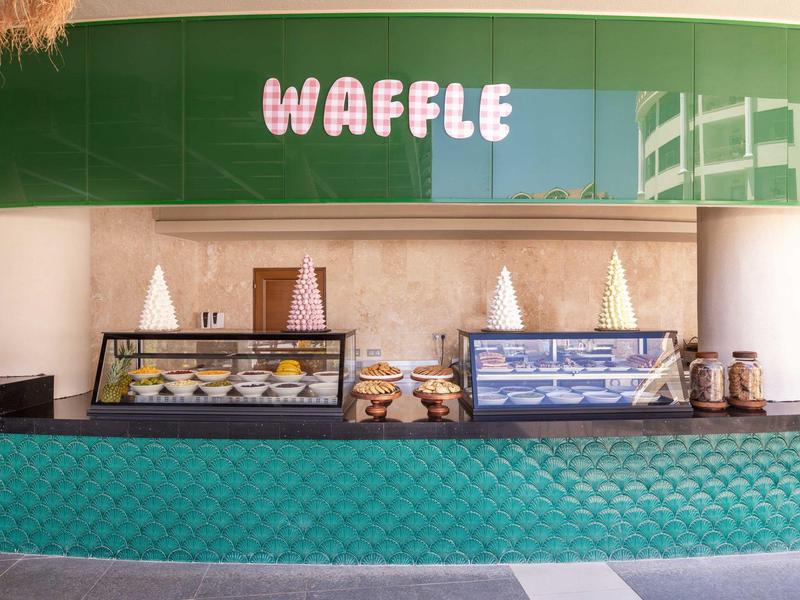 Buffet con varios ingredientes y coberturas para waffles en un puesto de waffles.