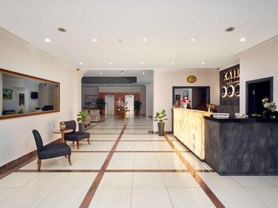 Jasna, nowoczesna recepcja hotelowa z miejscami do siedzenia i ladą.