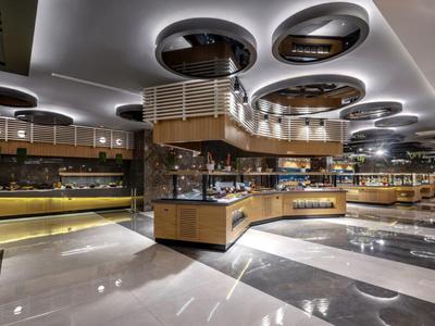 Nowoczesne wnętrze restauracji hotelowej z przestronnym bufetem i stylowym oświetleniem.