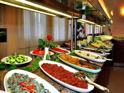 Buffet avec diverses salades et plats chauds dans un restaurant