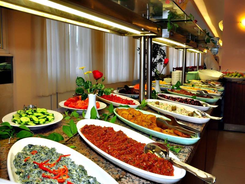 Buffet met verschillende salades en gerechten op een toonbank in een restaurant.