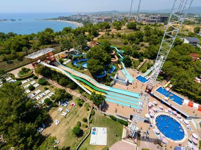 Park wodny z wieloma zjeżdżalniami, dużym basenem i widokiem na wybrzeże.