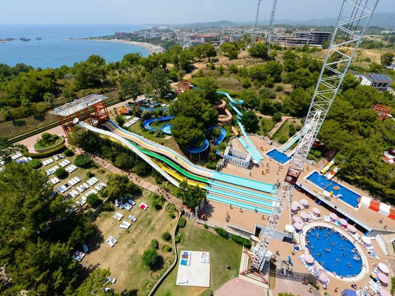 Park wodny z wieloma zjeżdżalniami, dużym basenem i widokiem na wybrzeże.