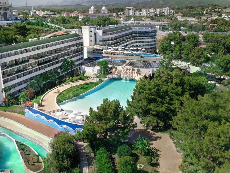 Duży ośrodek hotelowy z kilkoma basenami, zjeżdżalniami wodnymi i dużą ilością zieleni.