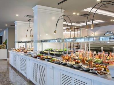 Duży bufet z różnorodnymi potrawami w nowoczesnej restauracji