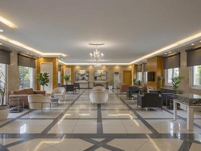 Großer Hotellobby mit modernen Sitzgelegenheiten, Marmorboden und großen Fenstern.