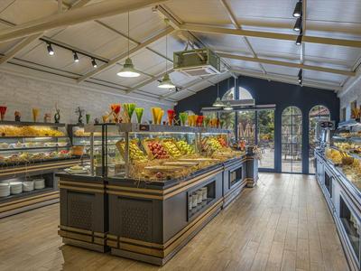 Moderne Bäckerei mit Theken voller frischer Backwaren in einem hellen, offenen Raum.