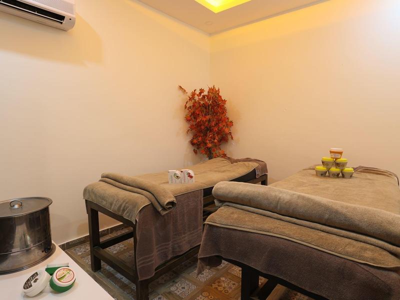 Pohodlná masážní místnost se dvěma lůžky a uklidňujícím osvětlením.