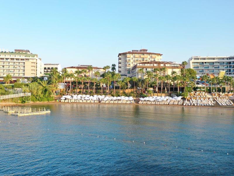 Luxusní plážový hotel s několika budovami a bazénem u moře