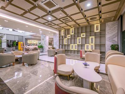 Moderne hotel lounge met stijlvolle zitplaatsen en decoratief wandontwerp.