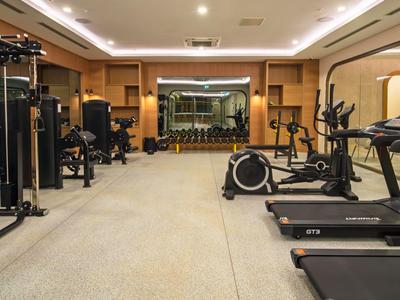Moderní posilovna s cvičebním vybavením v hotelu