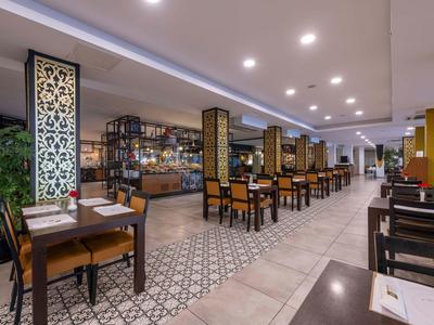 Restaurante de hotel con mesa elegante y decoración moderna, ambiente amplio y bien iluminado.