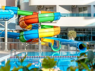 Scivolo d'acqua colorato in un'area piscina all'aperto di un hotel.