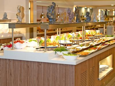 Un buffet con vari piatti freddi e caldi in un ristorante dell'hotel.