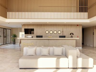 Moderner Hotel-Lobbybereich mit großer Rezeption und bequemen Sofas in neutralen Farbtönen.