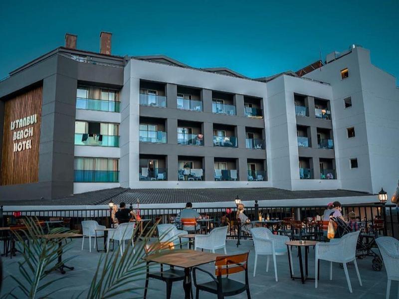 Hotel moderno con area all'aperto e posti a sedere al crepuscolo