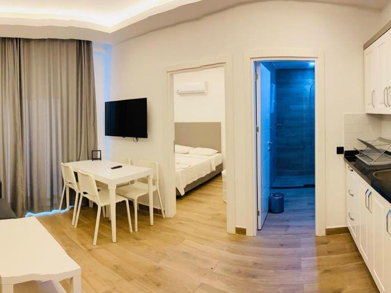 Appartamento moderno con soggiorno, zona pranzo e cucina moderna.