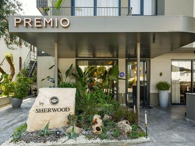 Eingangsbereich des Sherwood Hotels mit steiniger Dekoration und Pflanzen.