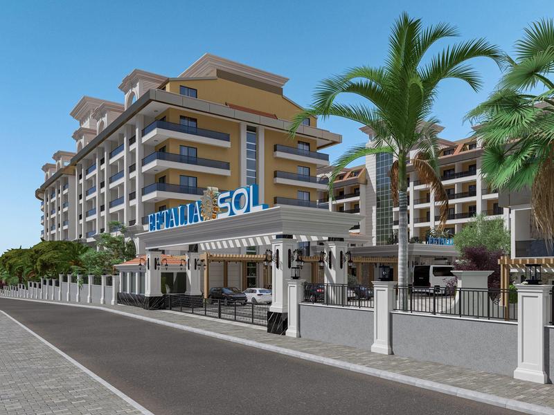 Hotel resort moderno con balconi, sedute all'aperto, palme e cielo sereno.