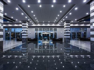 Lobby d'hôtel moderne avec sol en marbre brillant et motif de plafond éclairé