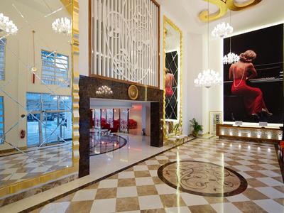 Hall d'hôtel luxueux avec sol en marbre et grande œuvre d'art au mur