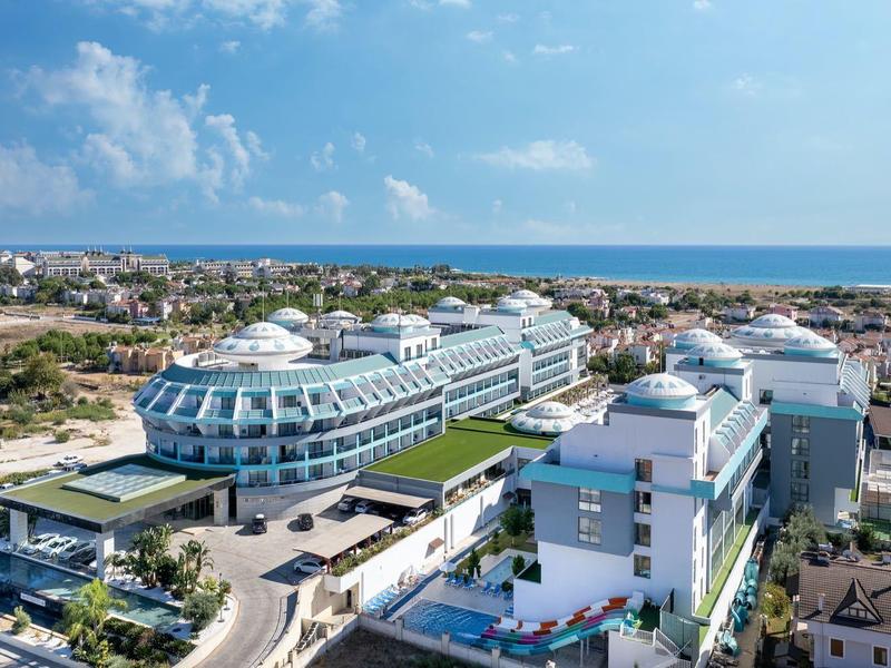 Hotel di lusso con design moderno vicino al mare in una città costiera.