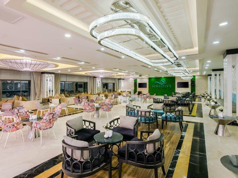 Ristorante d'hotel luminoso e moderno con tavoli elegantemente disposti e atmosfera accogliente.