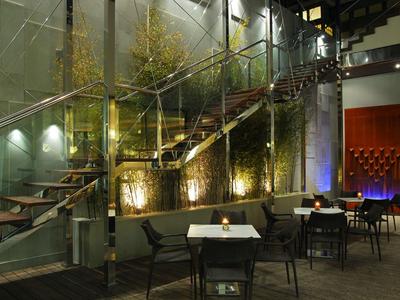 Moderne trap met glazen leuning en verlichte zithoek in een hotel