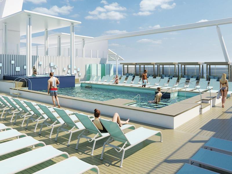 Zwembadgedeelte op een cruiseschip met ligstoelen en passagiers in het water en bij het zwembad