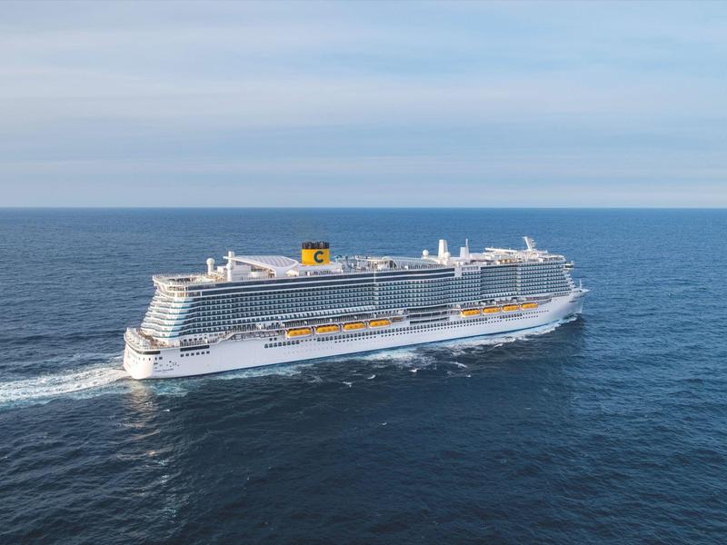 Grande nave da crociera naviga in mare aperto sotto un cielo sereno.