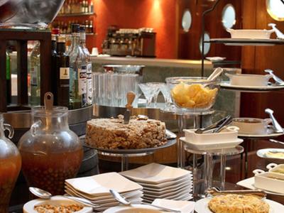 Buffet mit verschiedenen Snacks und Speisen in einem Hotelrestaurant.