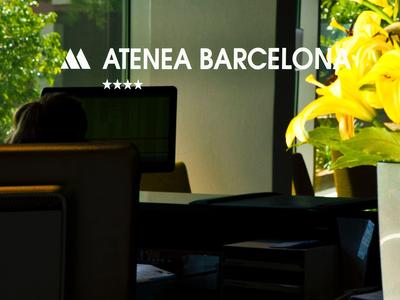 Moderní hotelový interiér se židlemi a žlutými květinami u okna