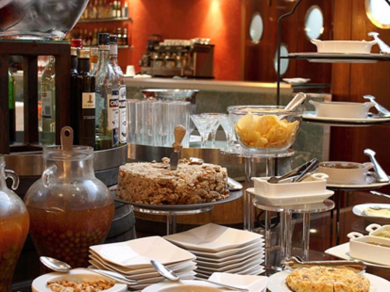 Bufet s různými pochoutkami a jídly v hotelové restauraci.