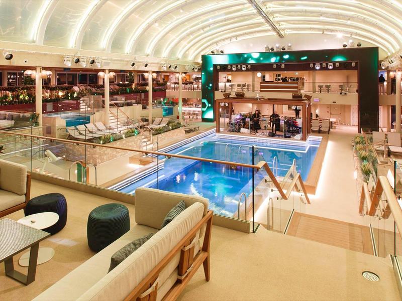 Luxuriöser Innenpoolbereich mit Sitzgelegenheiten und modernem Ambiente in einem Hotel.