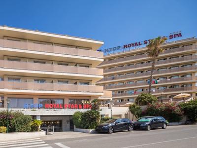 Zwei mehrstöckige Hotels in Beige mit Balkonen und Autos davor an sonnigem Tag.