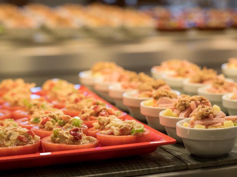 Primo piano di diversi snack su vassoi in un buffet.