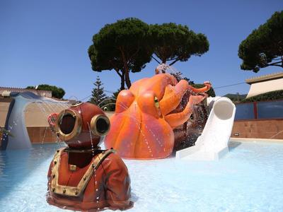 Ein bunter Wasserspielplatz mit einem Roboter und Riesentintenfisch im Pool unter blauem Himmel.