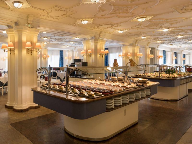 Eleganter Buffetbereich in einem Hotelrestaurant mit einer Vielzahl von Speisen.