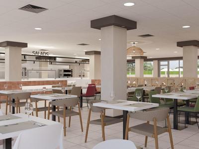 Ristorante moderno con tavoli bianchi, sedie di legno e grandi finestre con vista sul verde.