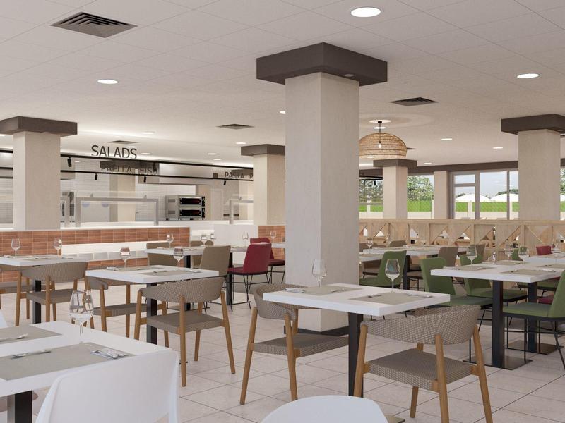 Ristorante moderno con tavoli bianchi, sedie di legno e grandi finestre con vista sul verde.