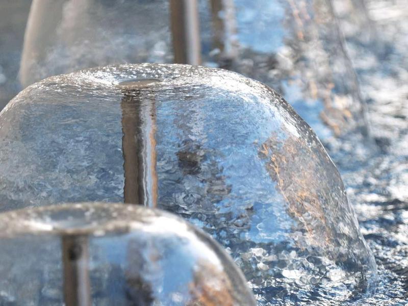 Close-up van bevroren water met luchtbellen op een koude ondergrond.