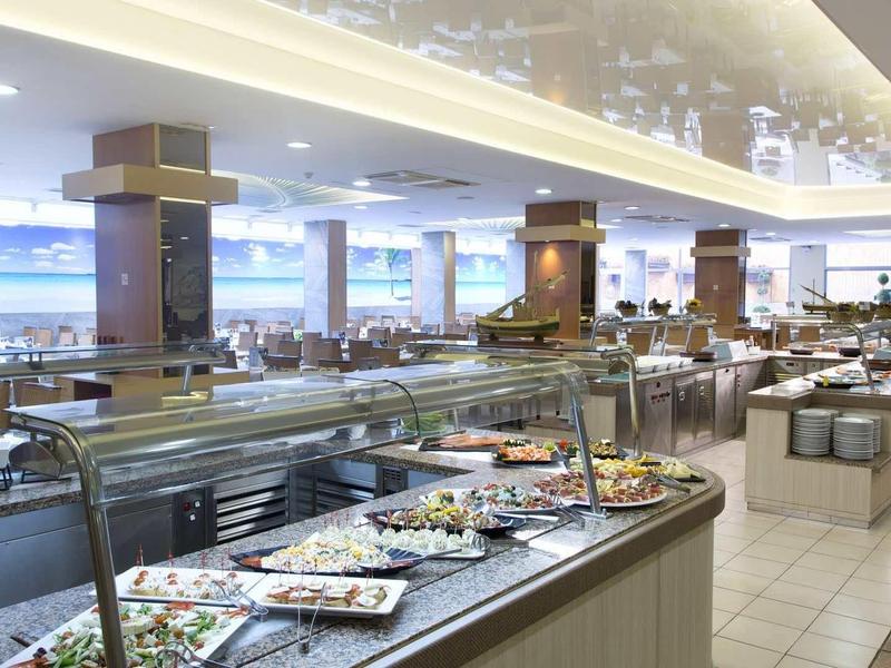 Een groot buffetgedeelte in een modern hotelrestaurant met diverse gerechten.