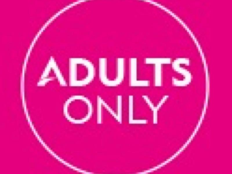 Texto blanco 'ADULTS ONLY' dentro de un círculo blanco sobre fondo rosa vivo.