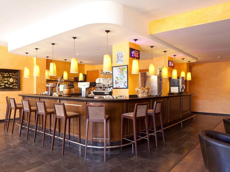 Moderne hotelbar met hoge stoelen en stijlvolle verlichting.