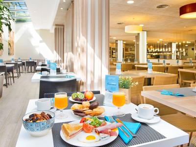 Světla moderní restaurace se snídaňovým stolem a velkým oknem