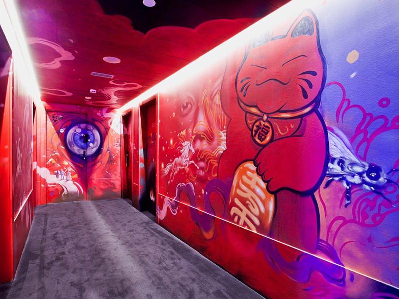 Roter Flur mit leuchtender Katze, Graffiti-Wänden und weichem grauem Teppichboden.